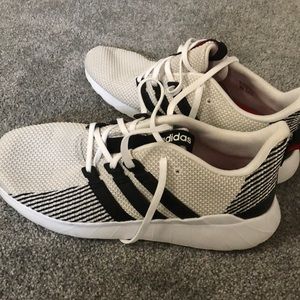 Like new men’s adidas questar flow sneakers